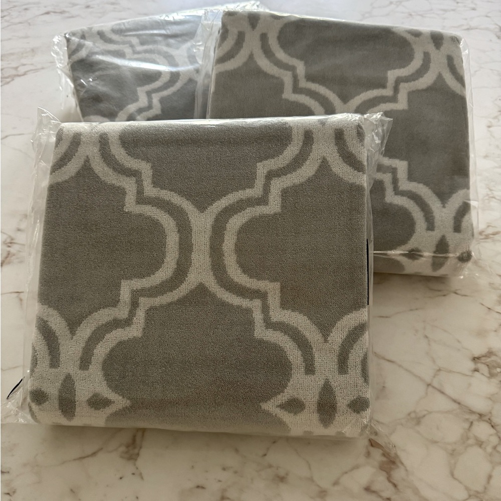NWT Pottery Barn Scroll Tile Jacquard Pool Towels in Gray, set of 6.